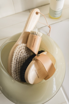 Karmameju BUFF Natural Body Brush med skaft