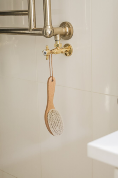 Karmameju BUFF Natural Body Brush med skaft