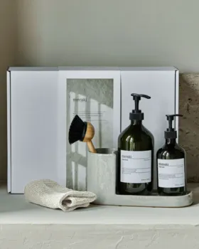 Meraki Gaveæske, jul, grey holder + nature brush + Anti-Odour Hand Soap + Forest Garden Dish Wash, 490/1000ml.