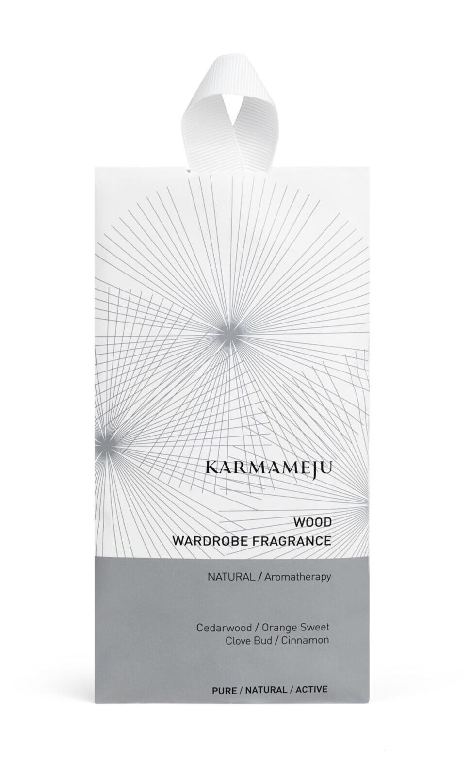 Se Karmameju wood wardrobe fragrance hos Ren-velvaereshop.dk